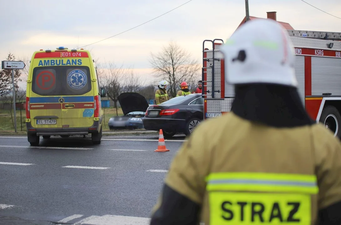 Wypadek na trasie Kutno - Piątek. Auto uderzyło w drzewo i dachowało - Zdjęcie główne