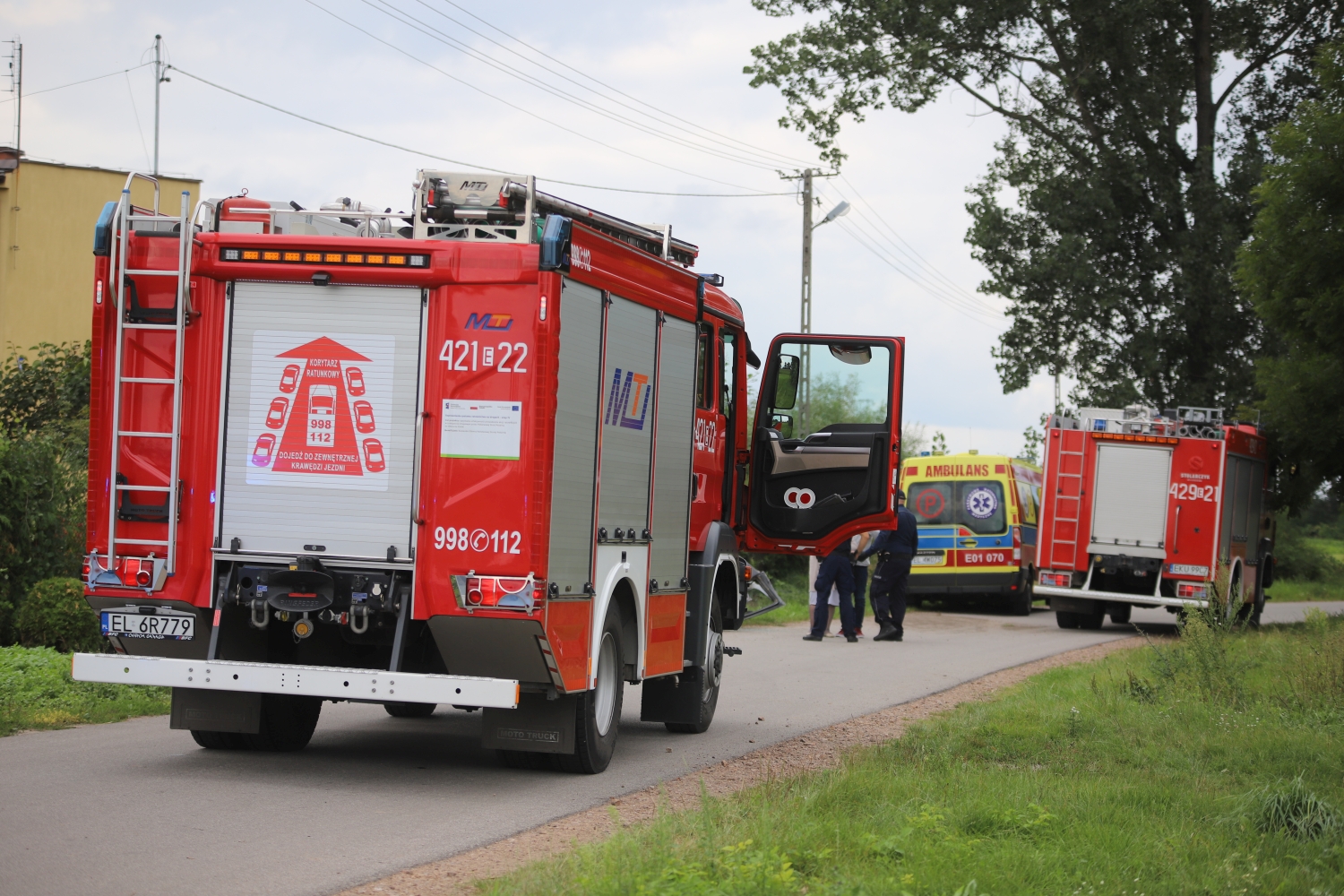  Dachowanie pod Kutnem. Na miejscu wszystkie służby, lądował śmigłowiec LPR