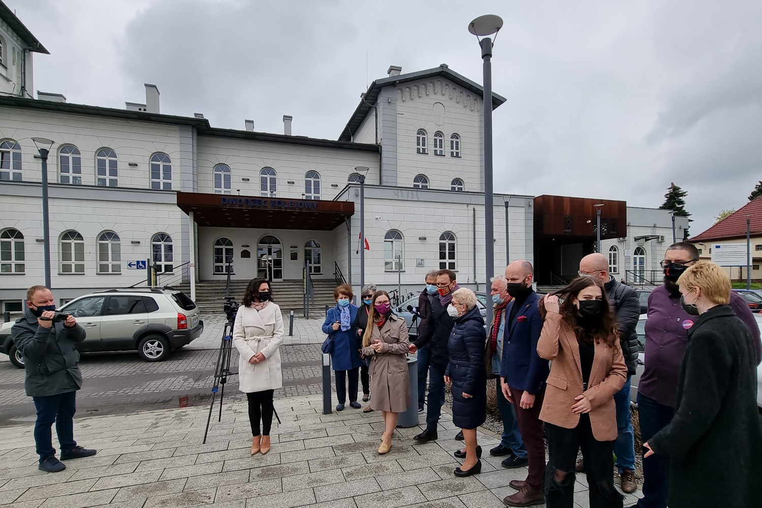 Lewica świętuje pod pomnikiem przy dworcu w Kutnie. "Stoimy po stronie pracownika" [ZDJĘCIA] - Zdjęcie główne