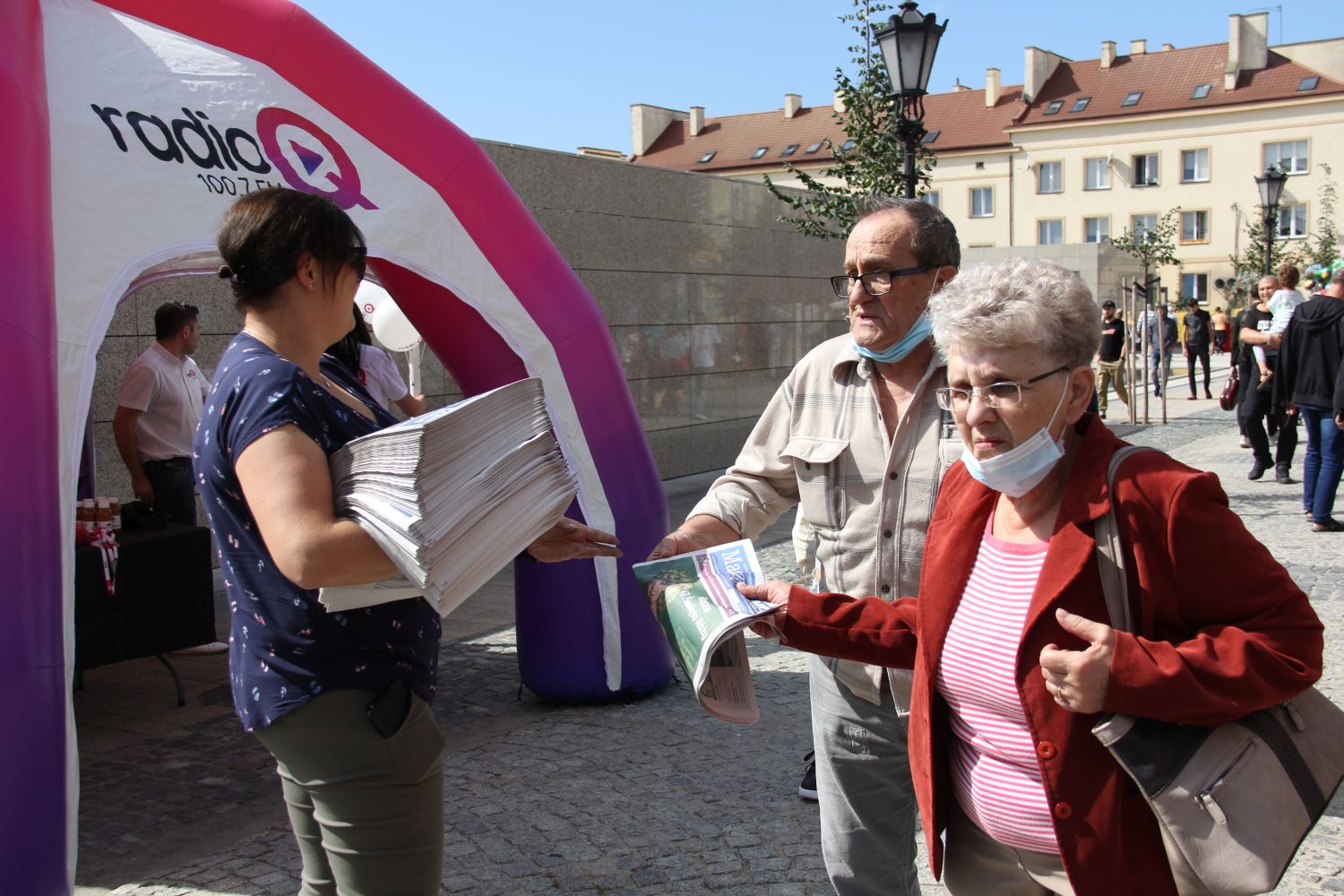 KCI świętuje razem z Wami! Rozdajemy pachnące różami gazety i słodkie niespodzianki