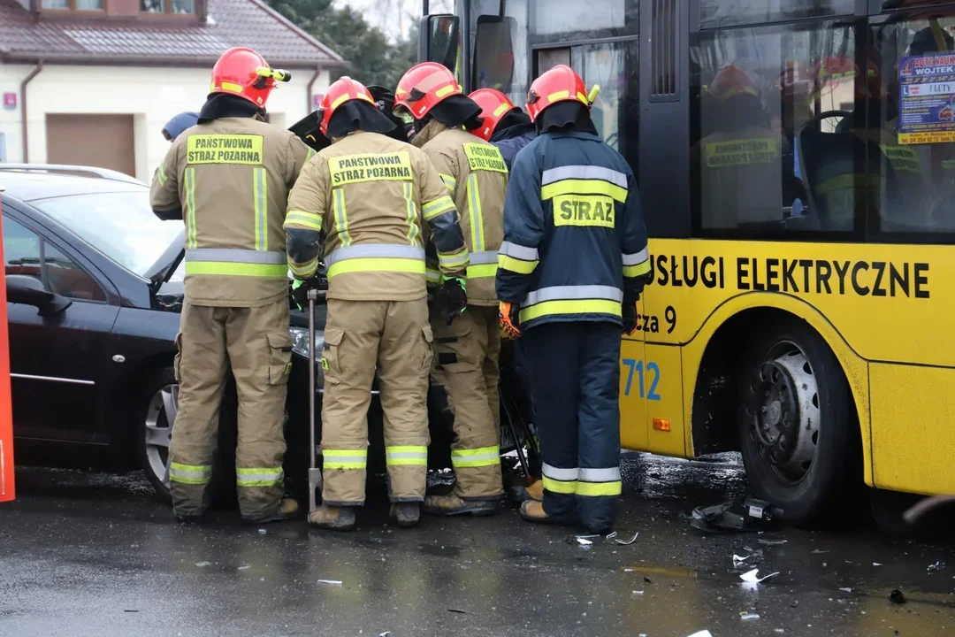 Na ul. Chrobrego w Kutnie autobus miejski zderzył się z osobówką