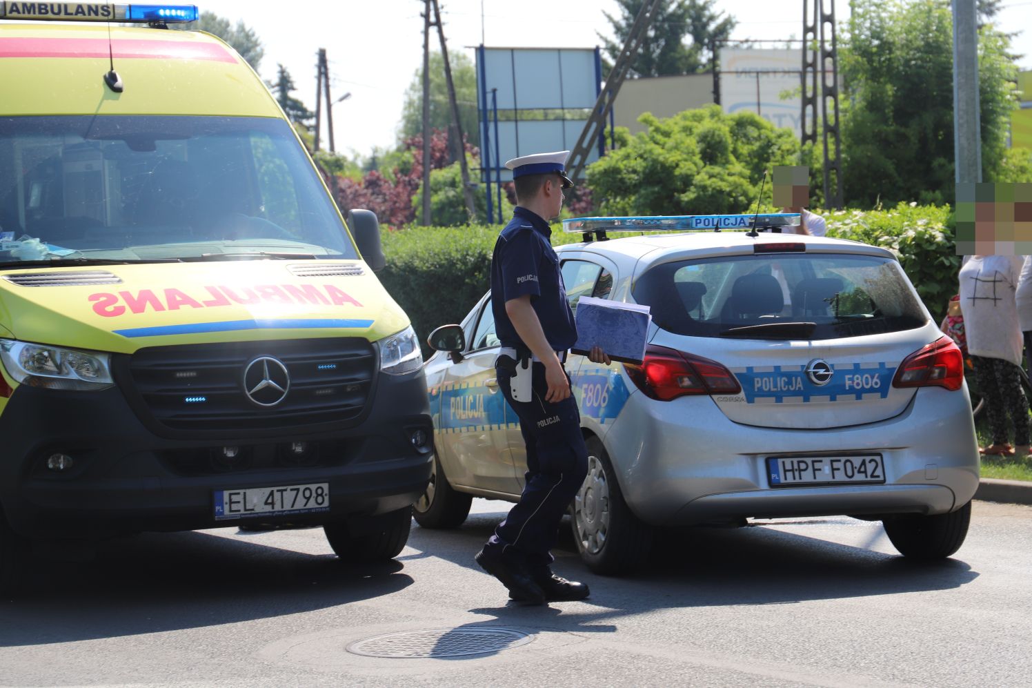 W Kutnie niedaleko targowicy samochód potrącił dziecko. Chłopiec został zabrany do szpitala