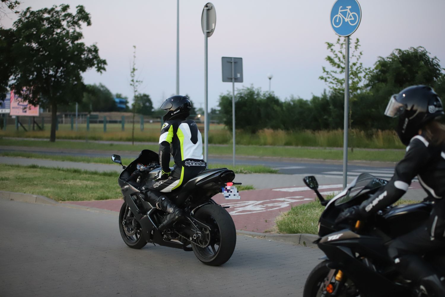 Ryk silników, pisk opon i setki osób pod galerią. Trwa Illegal Night Kutno