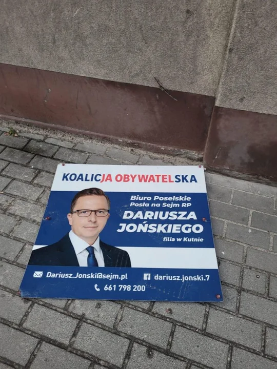 W weekend kutnowskie biuro poselskie Dariusza Jońskiego padło ofiarą wandali