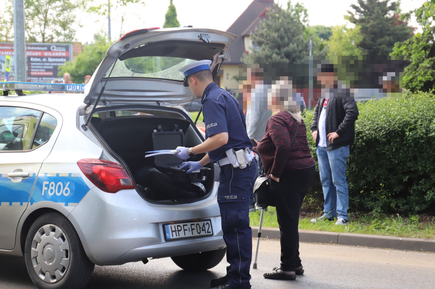 W Kutnie niedaleko targowicy samochód potrącił dziecko. Chłopiec został zabrany do szpitala