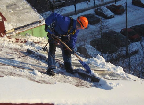 Kutnowscy strażacy apelują do mieszkańców: "Śnieg zalegający na dachu może być przyczyną tragedii" - Zdjęcie główne