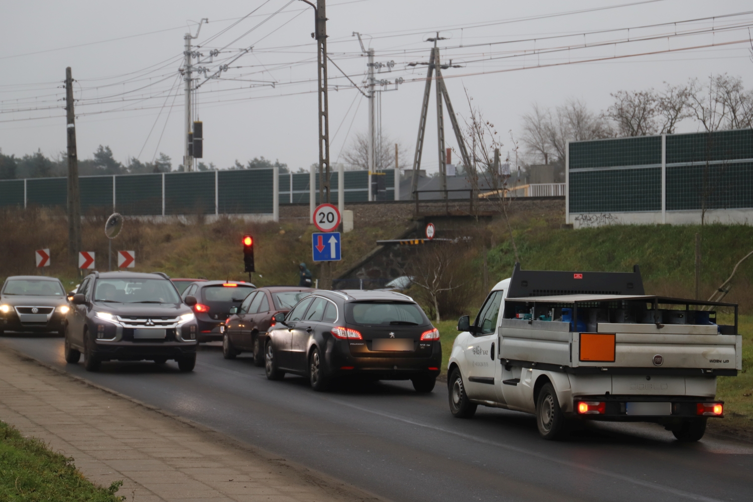 Poranne korki i nerwy kierowców na wiadukcie. Miasto rozważa wprowadzenie zmian - Zdjęcie główne