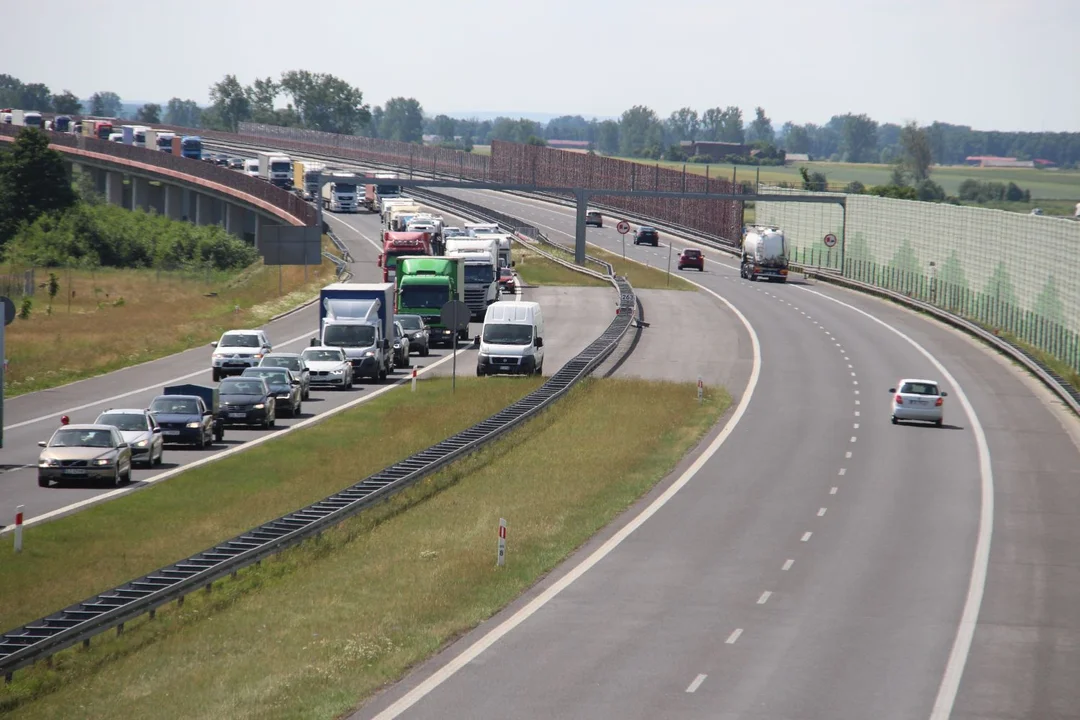 Niebezpiecznie na A1 pod Kutnem. Osobówka uderzyła w bariery - Zdjęcie główne