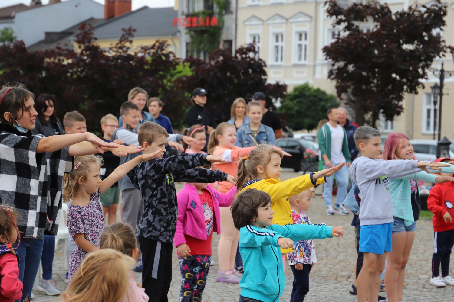 Tańce, zabawy i prezenty – trwa chrześcijański piknik rodzinny w centrum Kutna 