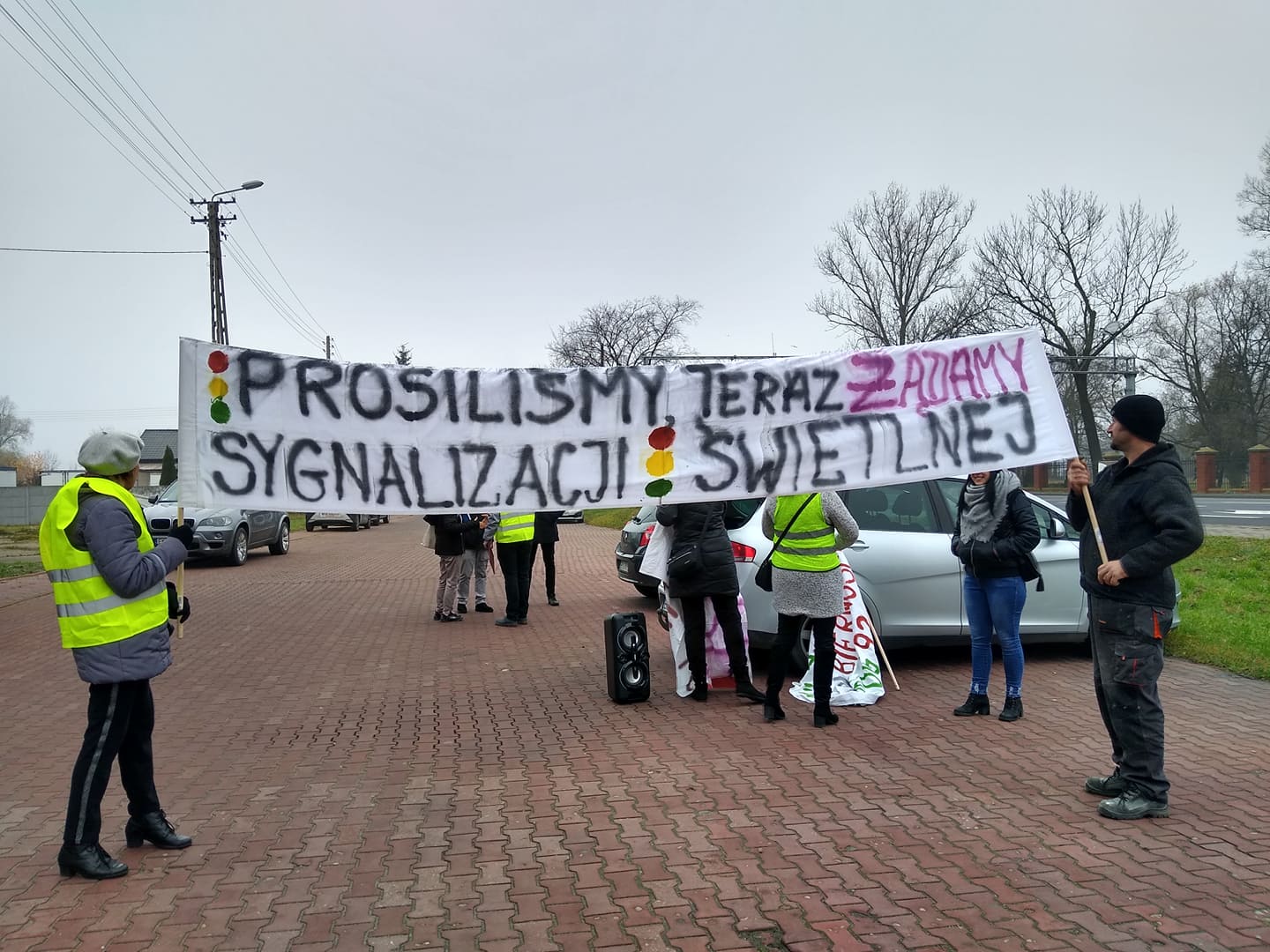 Trwa protest przy DK 92 w Bedlnie. Mieszkańcy żądają poprawy bezpieczeństwa