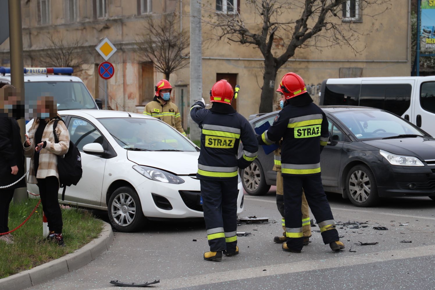 W centrum Kutna doszło do kraksy z udziałem kilku samochodów