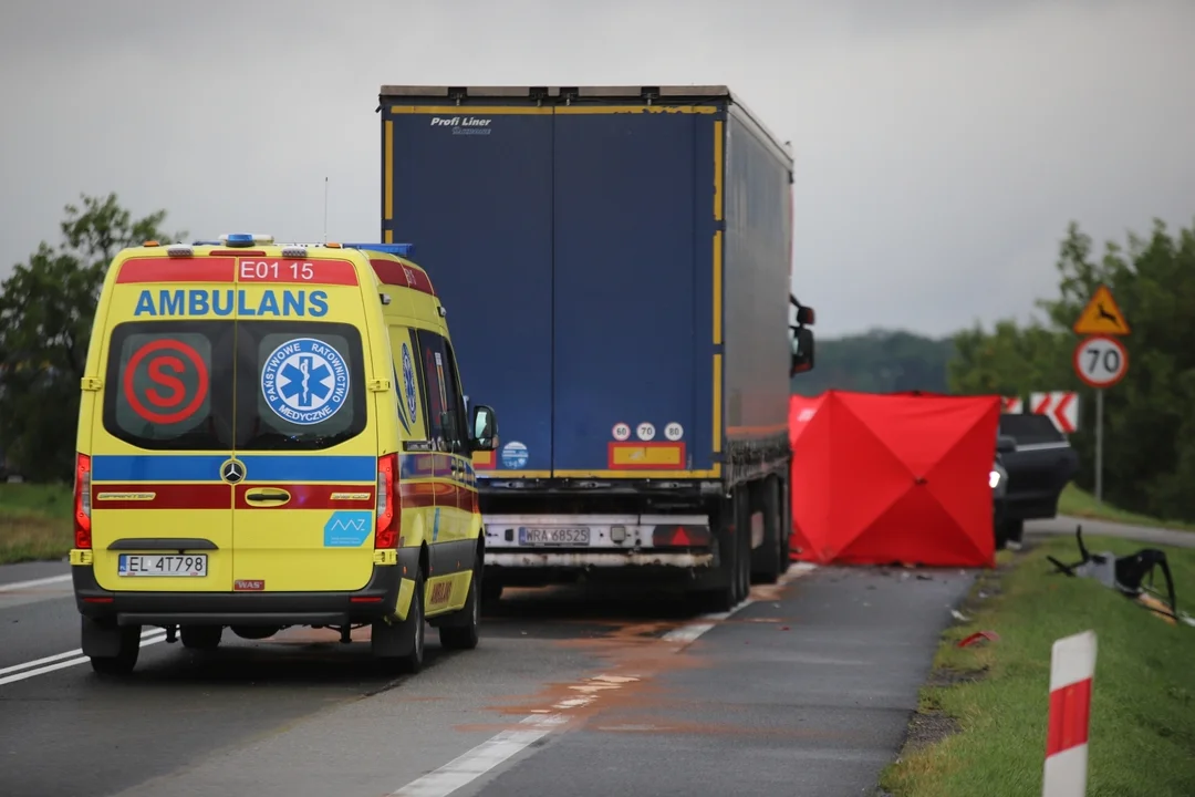 Tragedia! Wtargnął na jezdnię pod pędzącą cysternę - Zdjęcie główne