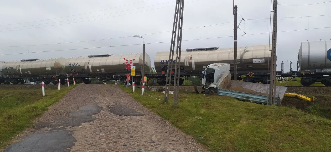 Wjechała pod pociąg. Zablokowany przejazd kolejowy w Kutnie - Zdjęcie główne