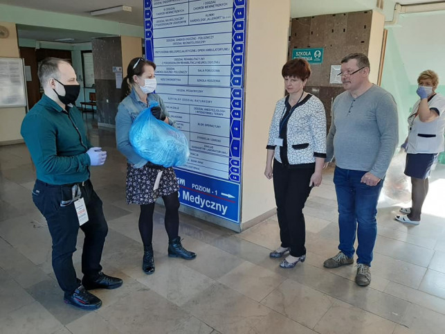 [ZDJĘCIA] Kutnianie wspierają szpital! Przekazali ponad 300 maseczek i przyłbice ochronne - Zdjęcie główne