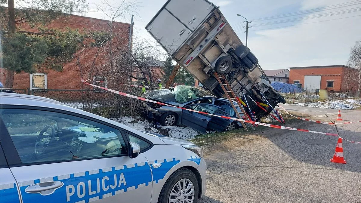 Zderzenie dwóch pojazdów. Cztery osoby trafiły do szpitali - Zdjęcie główne