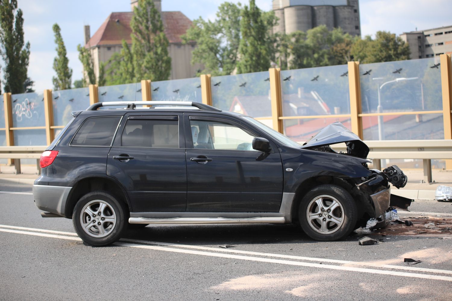 Kraksa z udziałem dwóch aut na wiadukcie. Są osoby poszkodowane 