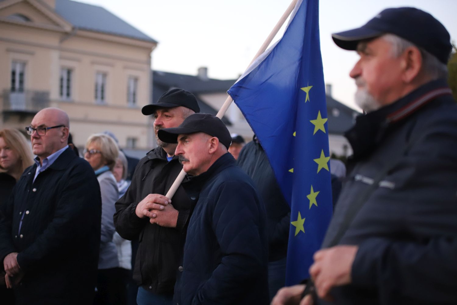 Protest „#Zostaję w Unii” w sercu Kutna. Kilkadziesiąt osób na Placu Piłsudskiego