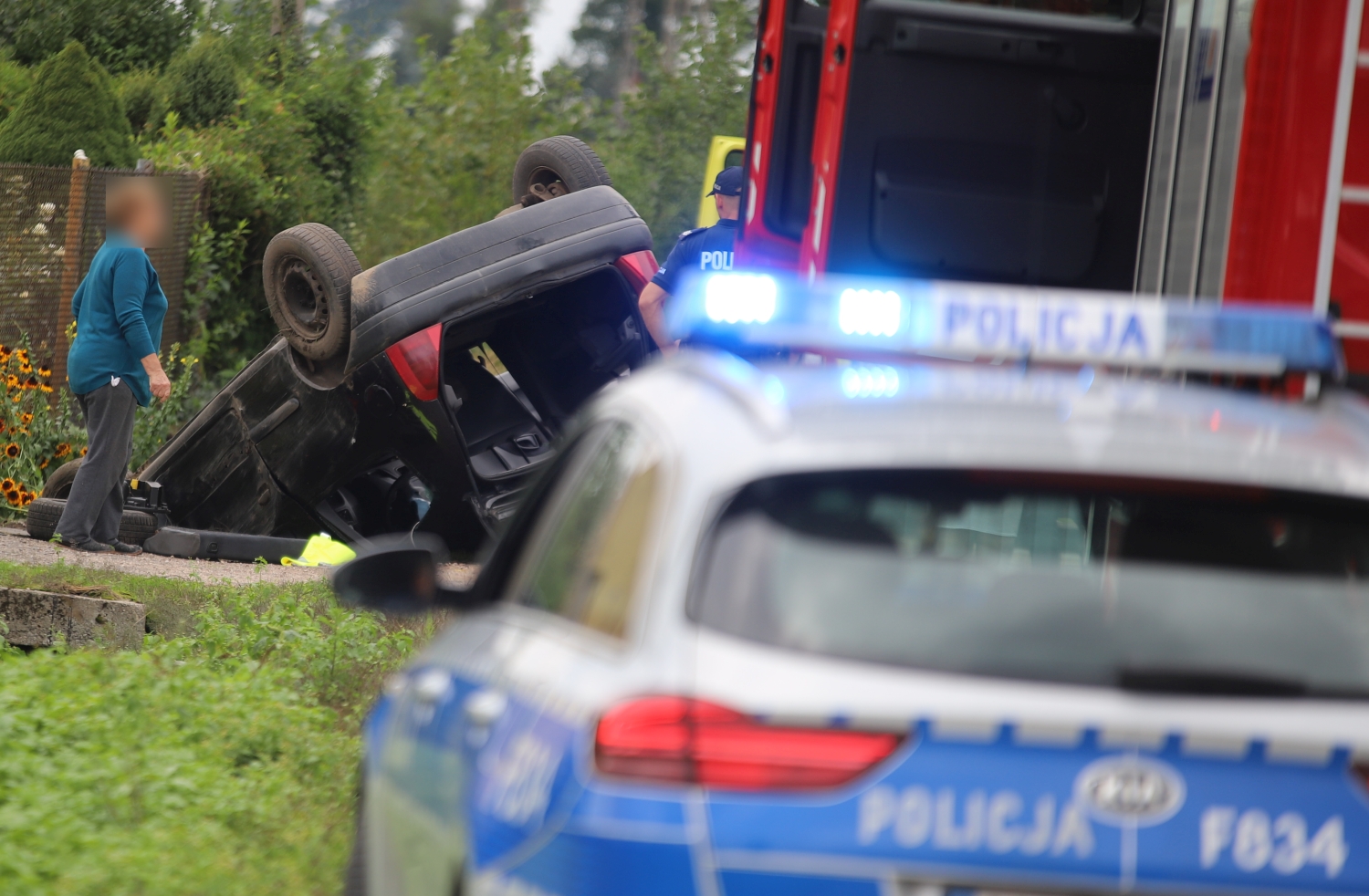 Dachowanie pod Kutnem. Na miejscu wszystkie służby, lądował śmigłowiec LPR [ZDJĘCIA] - Zdjęcie główne