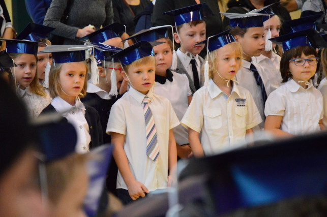 "Uroczyście ślubujemy". Maluchy z Jedynki pasowane na uczniów - Zdjęcie główne