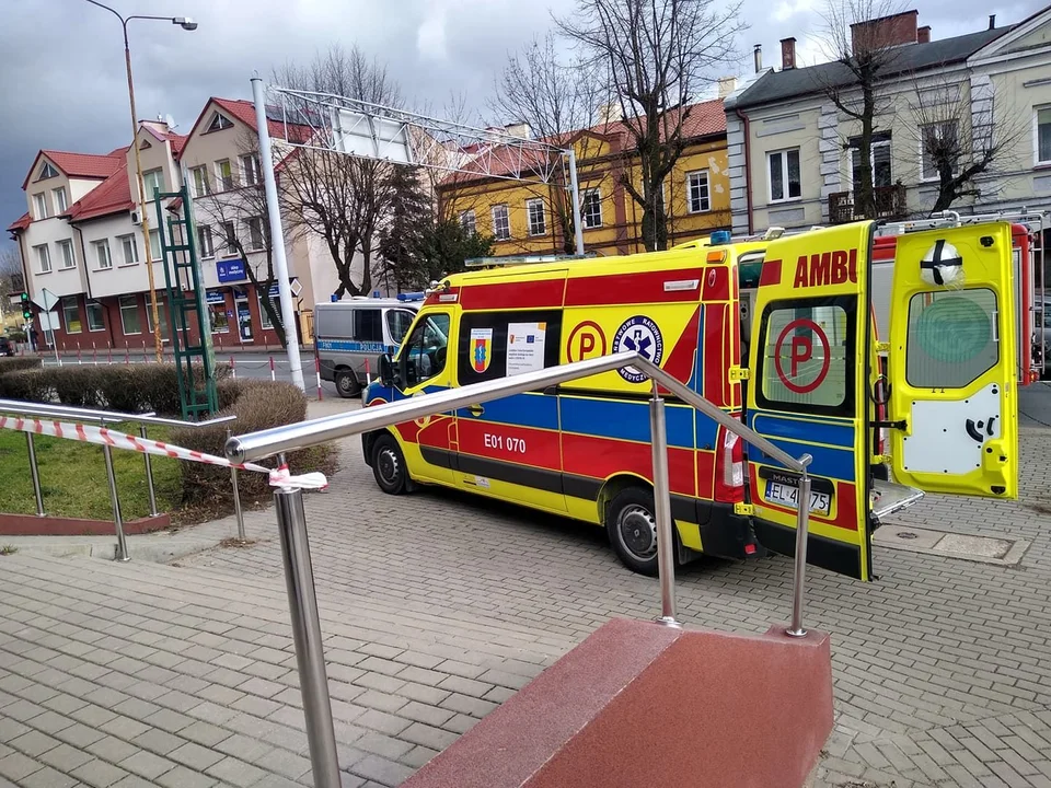 Akcja służb w centrum Kutna. Kobieta potrzebowała pilnej pomocy