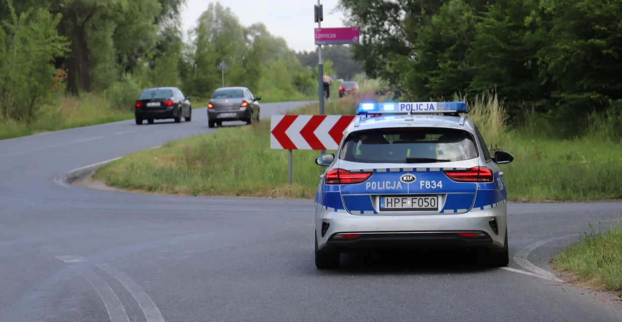 Na widok policji… przesiadł się na tylną kanapę. Auto jechało samo ponad 100 metrów - Zdjęcie główne