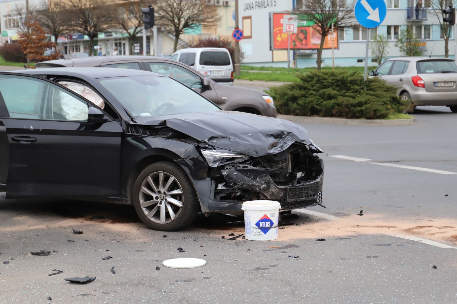 W centrum Kutna doszło do kraksy z udziałem kilku samochodów