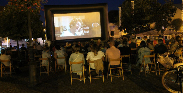 Fani kina i „Boska Florence” przy fontannie - Zdjęcie główne