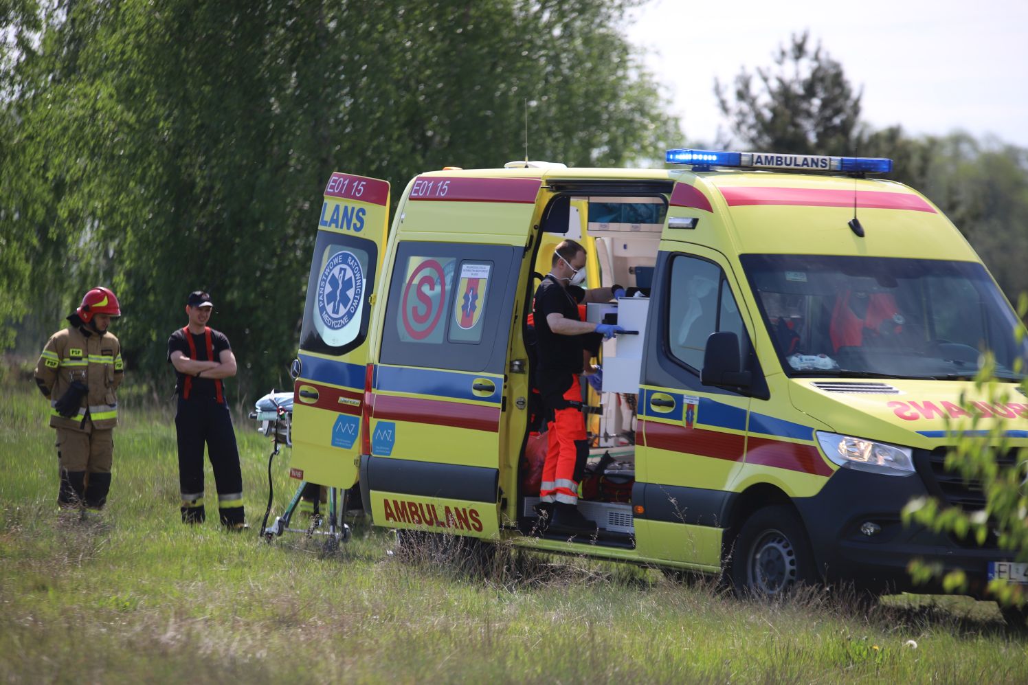 Pod Kutnem lądował śmigłowiec pogotowia. Maszyna zabrała mężczyznę rannego w wyniku wypadku z udziałem pociągu i osobówki