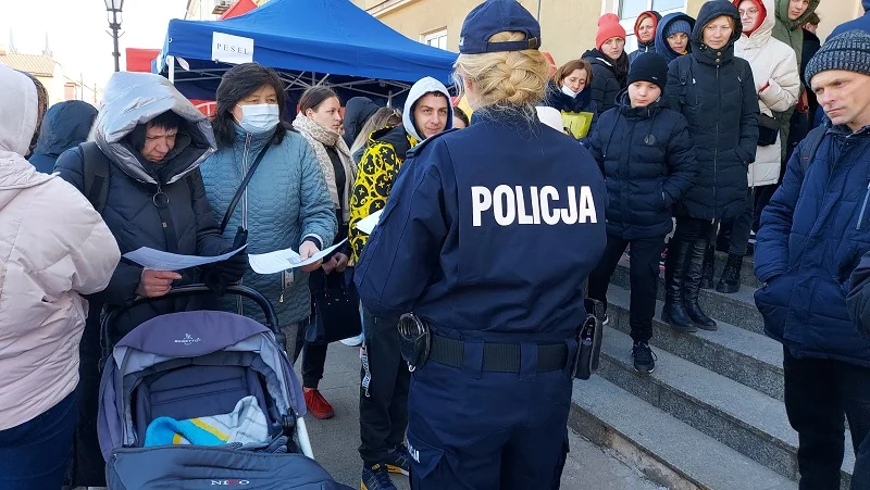 Kutnowscy policjanci czuwają nad bezpieczeństwem uchodźców. Można ich spotkać m.in. pod Urzędem Miasta [FOTO] - Zdjęcie główne