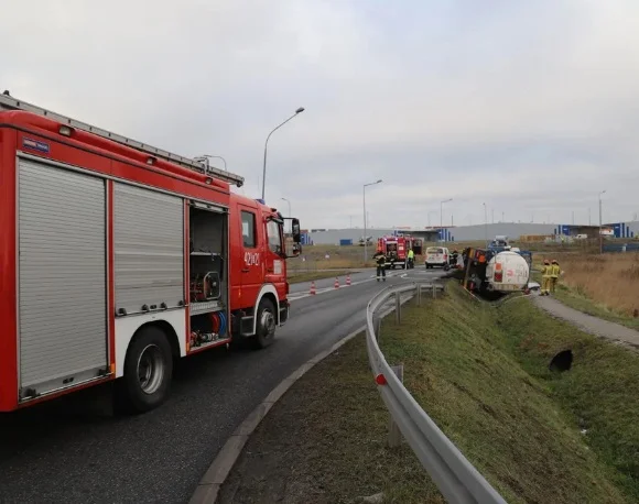 Straż pożarna komentuje wypadek z udziałem cysterny przewożącej niebezpieczną substancję