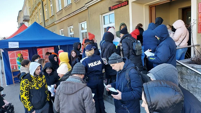 Kutnowscy policjanci czuwają nad bezpieczeństwem uchodźców. Można ich spotkać m.in. pod Urzędem Miasta