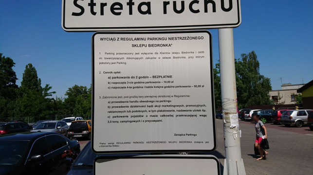 Biedronka wprowadza opłaty za parkowanie. Kto i ile musi zapłacić? - Zdjęcie główne
