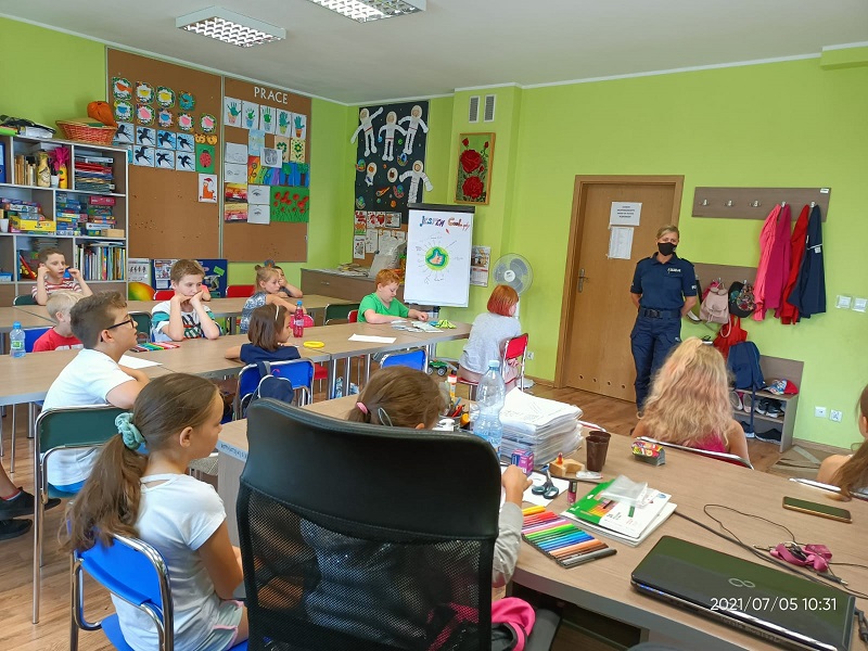 Kutnowscy policjanci w czasie wakacji w szczególny sposób troszczą się o dzieci