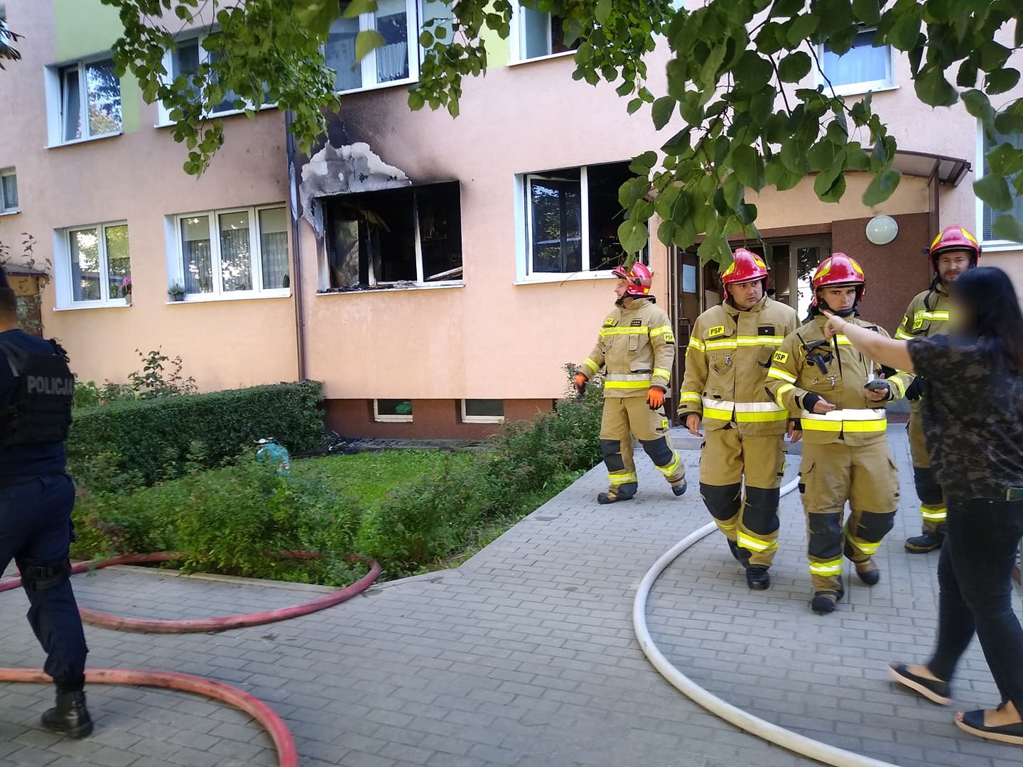 W Kutnie w mieszkaniu przy ulicy Wybickiego wybuchł pożar, strażacy ewakuowali mieszkańców