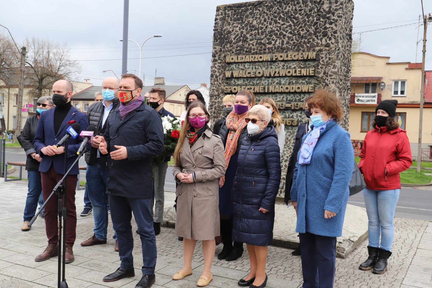 Lewica świętuje pod pomnikiem przy dworcu w Kutnie.