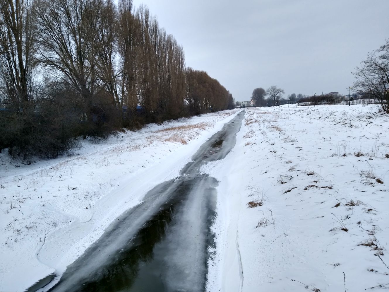 W Kutnie poziom rzeki wynosi 40-50 cm (zdjęcie wykonane 16.02.21)