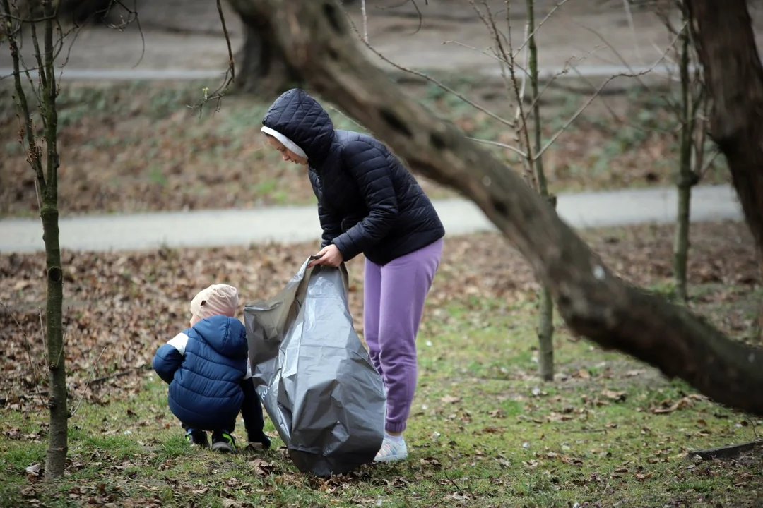 Uchodźcy z Ukrainy wspólnie wysprzątali Park Traugutta w Kutnie