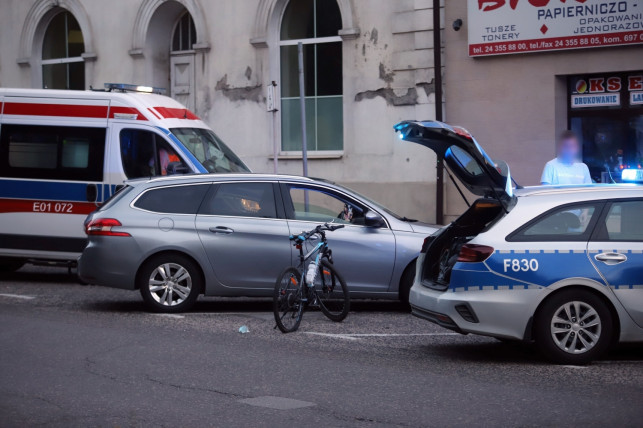[ZDJĘCIA] Groźne zdarzenie z udziałem rowerzysty. Przyczyną wypięta przyczepa? - Zdjęcie główne