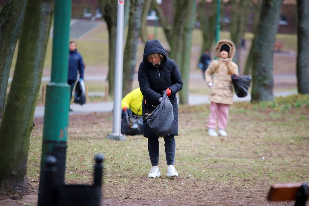 Uchodźcy z Ukrainy wspólnie wysprzątali Park Traugutta w Kutnie