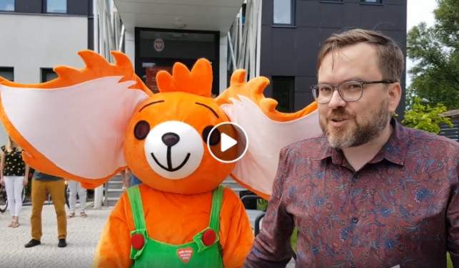 [WIDEO] Burmistrz, urzędnicy, miś i radni robią pompki i przysiady. Kolejne samorządy w #GaszynChallenge - Zdjęcie główne