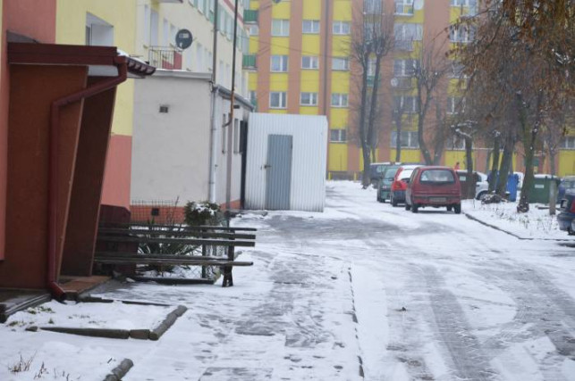 Chodnik i parking na Kolejowej w Krośniewicach proszą się o remont  - Zdjęcie główne