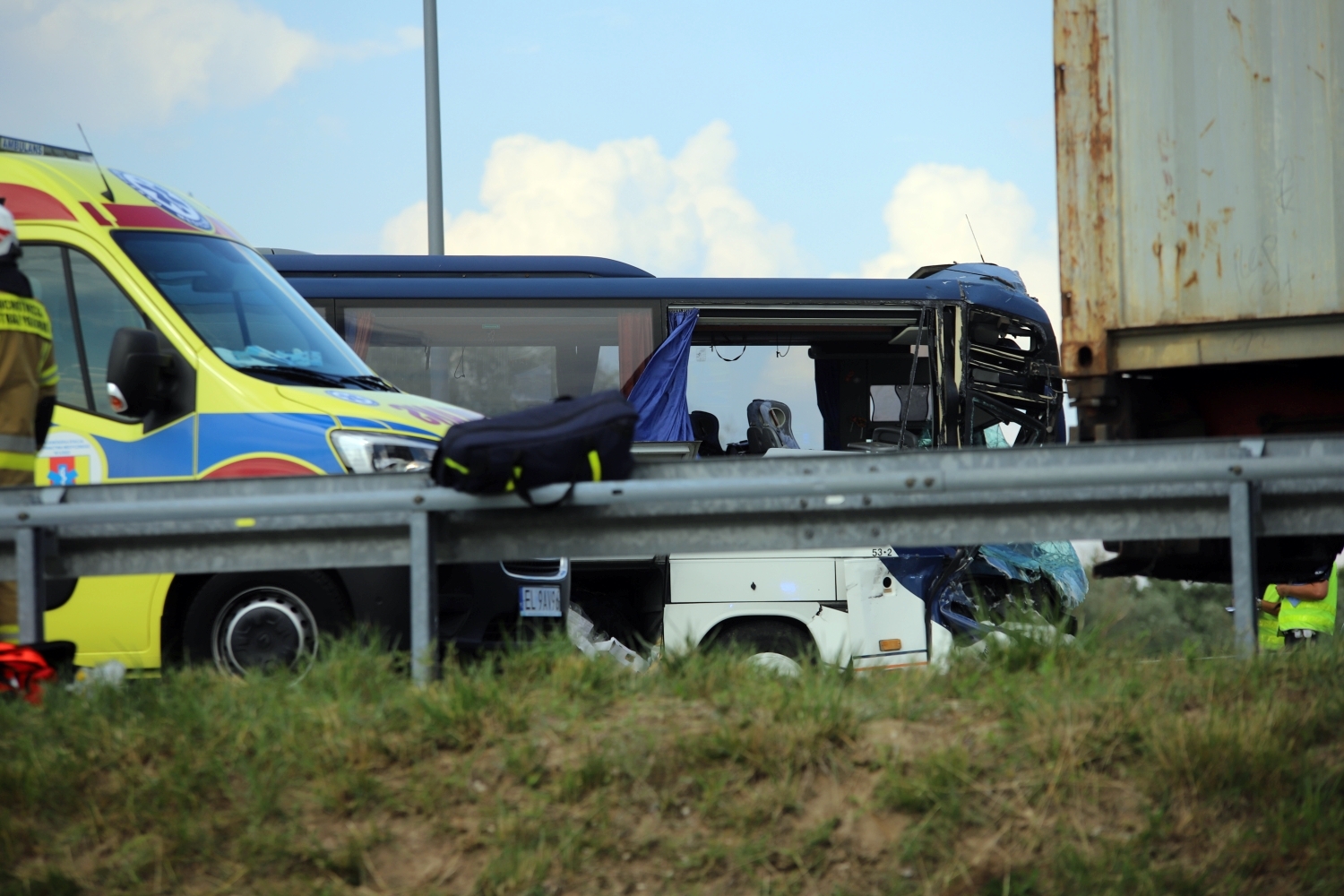 Na autostradzie autokar zderzył się z ciężarówką