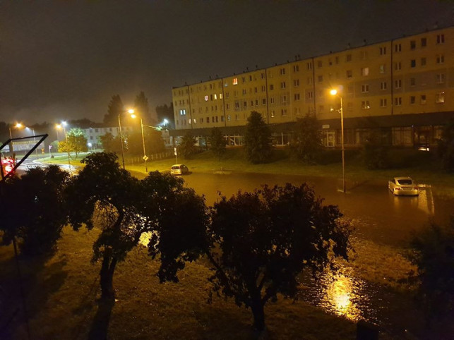 [ZDJĘCIA] Nocne ulewy, zalane ulice i interwencje straży - Zdjęcie główne