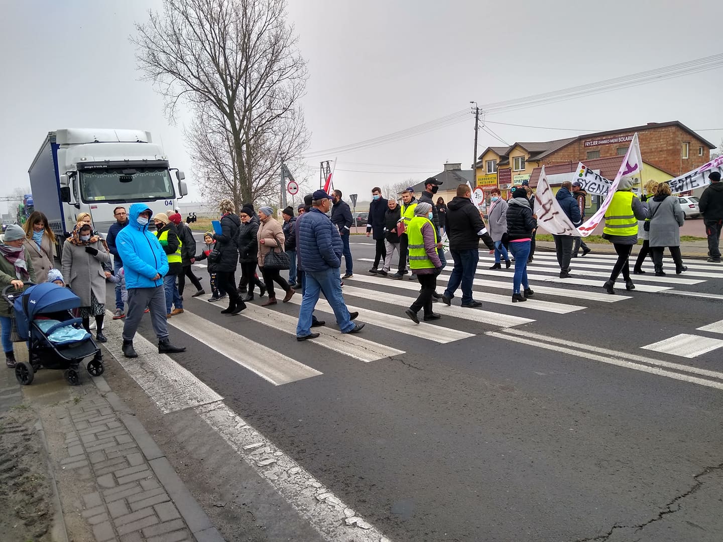 Trwa protest przy DK 92 w Bedlnie. Mieszkańcy żądają poprawy bezpieczeństwa