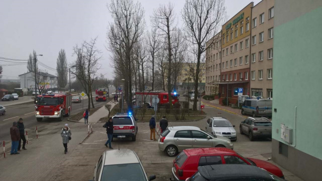 [ZDJĘCIA] Alarm bombowy  w Urzędzie Skarbowym. Na miejscu wszystkie służby - Zdjęcie główne