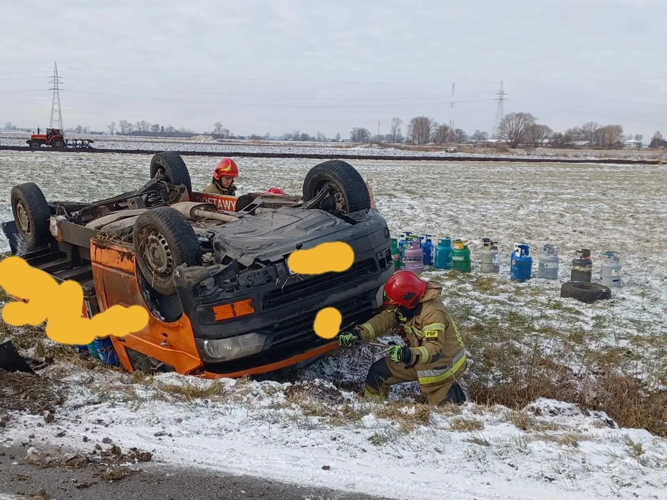 Groźny wypadek w regionie. Dachował bus przewożący butle gazowe [FOTO] - Zdjęcie główne