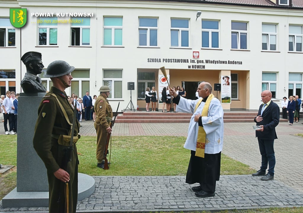 Uroczyście odsłonięto pomnik Patrona Szkoły Podstawowej w Nowem – gen. Władysława Andersa