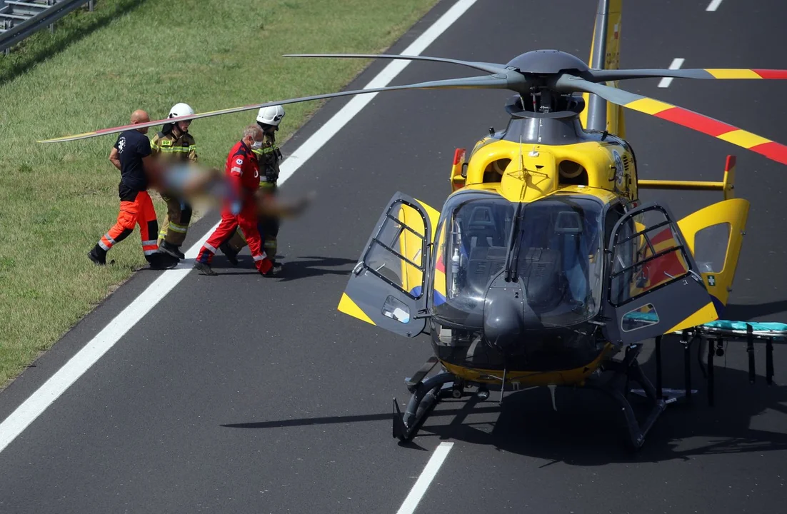 Na autostradzie A1 pod Kutnem doszło do wypadku z udziałem ciężarówki. Na miejscu pracowała m.in. policja i straż, lądował śmigłowiec pogotowia