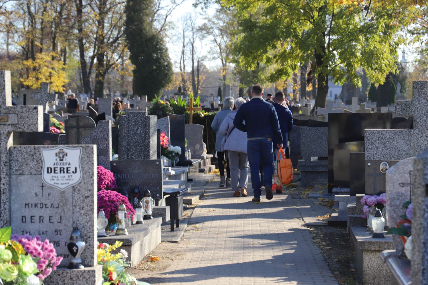 Na kutnowskim cmentarzu można spotkać dość sporo ludzi odwiedzających groby bliskich