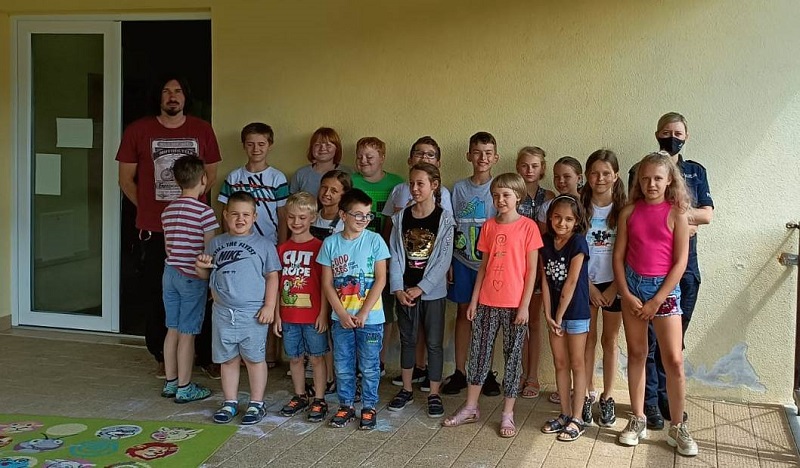 Kutnowscy policjanci w czasie wakacji w szczególny sposób troszczą się o dzieci